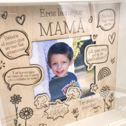 Este cuadro único combina una fotografía especial con frases que solo una mamá podría decir. Fabricado en madera natural y con d